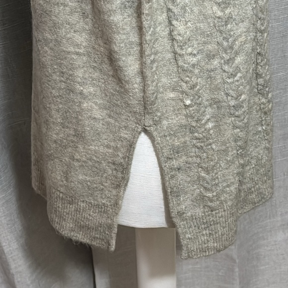 NWT New York & Co Sleeveless Sweater-Sz L-Cable Knit Detail-Grayish-Acrylic - Picture 8 of 15
